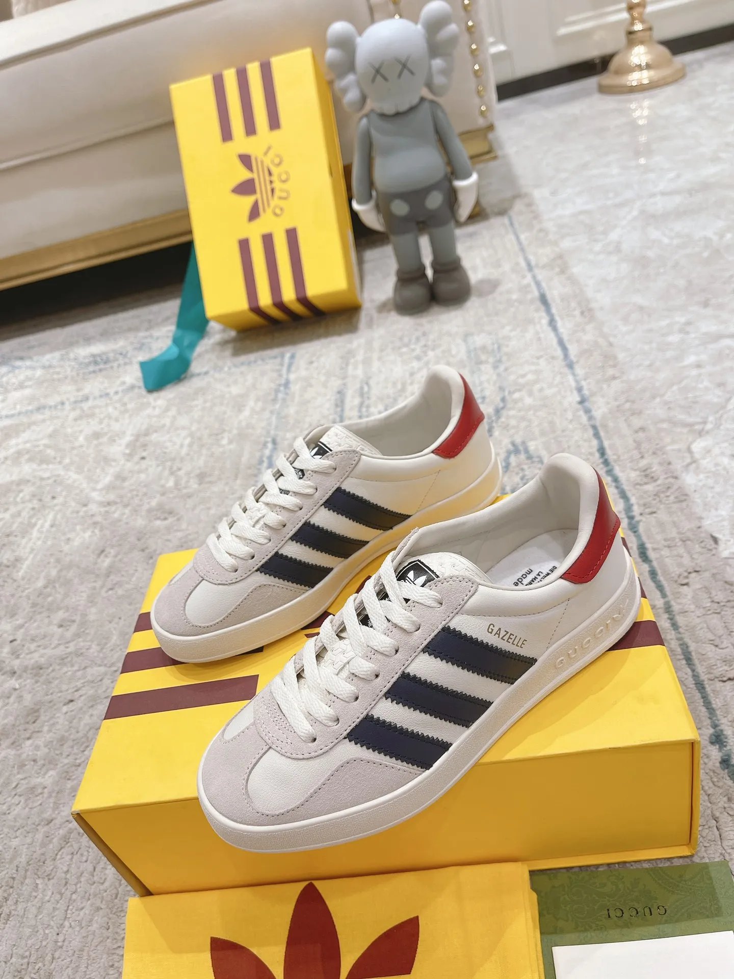👟👟Ex-factory price 480👟👟 Gucci Adida S Gucci clover co-branded Italian 2022 Fashion Week catwalk model Dexun shoes casual shoes exclusive first release #Correct splicing co-branded shoe box with shoelaces included Synchronous counter #Gucci/Adida splicing cloth dust bag #Integration of two luxury brand elements T👟👟Ex-factory price U soft bottom The original version is the same. Size: 35-40 for women and 39-45 for men.